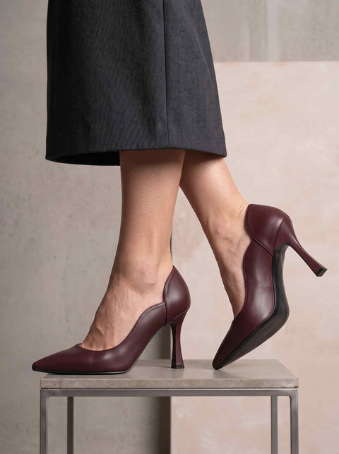 Bordo Mat Kavisli Yan Dekolteli Sivri Burun Stiletto Topuklu Ayakkabı arkadan görünüm