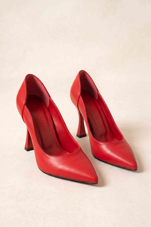 Kırmızı sivri burun stiletto çift halinde önden çapraz açı, kavisli yan dekolte ve kadeh topuk stüdyoda