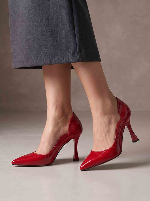 Kırmızı kırışık rugan sivri burun stiletto yandan, kavisli yan dekolte ve kadeh topuk detayı