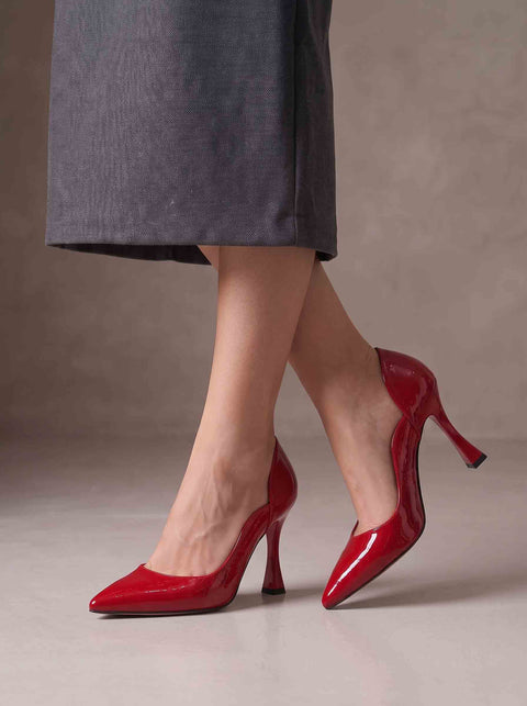 Kırmızı kırışık rugan sivri burun stiletto adım anında önden, bilekte kavisli dekolte kesim