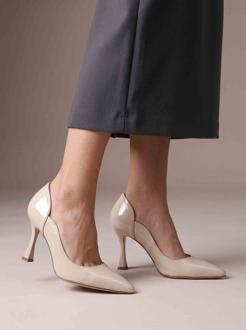 Krem kavisli yan dekolteli stiletto ayakkabı, sivri burun ve ince topuk manken üzerinde önden açılı görünüm
