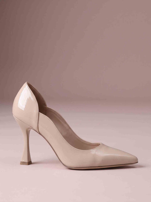 Tek krem stiletto ayakkabının yandan profili: sivri burun, kavisli yan dekolte ve ince kadeh topuk