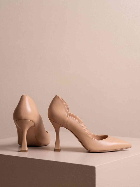 Nude mat stiletto çifti arkadan ve yandan; kavisli üst hat ile kadeh topuk detayı