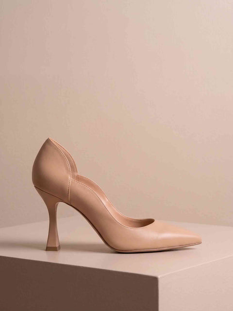 Nude mat kavisli dekolteli stiletto tek başına yan profilden; sivri burun ve ince topuk